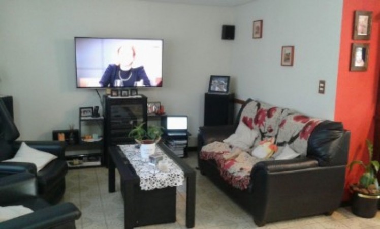 Amplia Casa en dos plantas!! Excelente ubicacion !!! Acepta menor valor en parte de pago