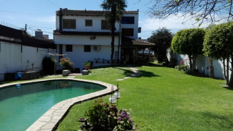iMPECABLE CHALET 5 AMBIENTES EN DOS PLANTAS Lote de 10 x 48