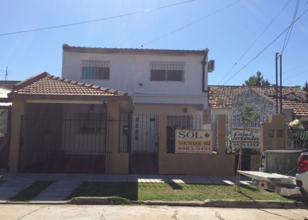 Casa apta para 2 familias !! Impecables 3 ambientes cada una !!! Con entradas independientes