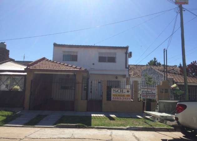 Casa apta para 2 familias !! Impecables 3 ambientes cada una !!! Con entradas independientes