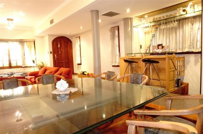 Chalet en Venta en Castelar - 5 ambientes! Permuta