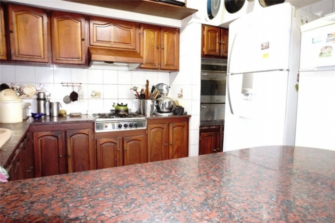 Chalet en Venta en Castelar - 5 ambientes! Permuta