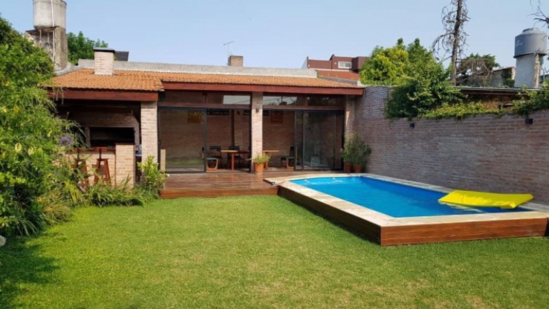 Chalet en Venta en Castelar Norte - 4 ambientes - Parque y Pileta!