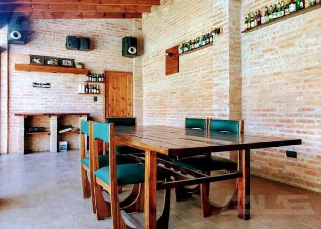Chalet en Venta en Castelar Norte - 4 ambientes - Parque y Pileta!