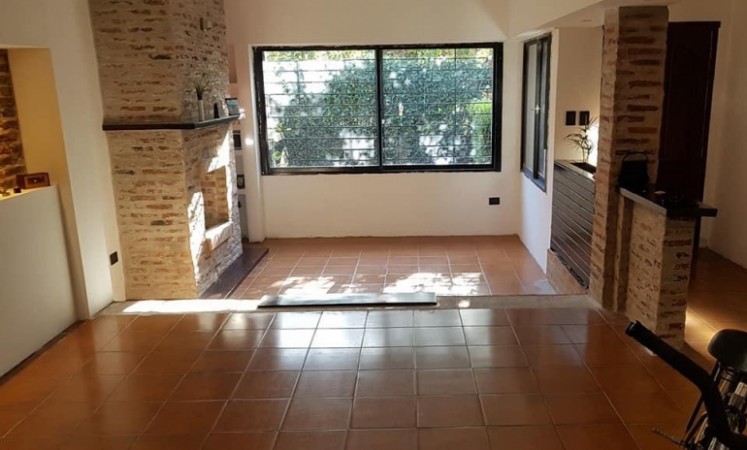 Chalet en Venta en Castelar Norte - 4 ambientes - Parque y Pileta!