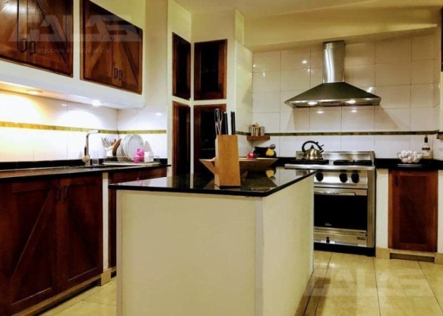 Chalet en Venta en Castelar Norte - 4 ambientes - Parque y Pileta!