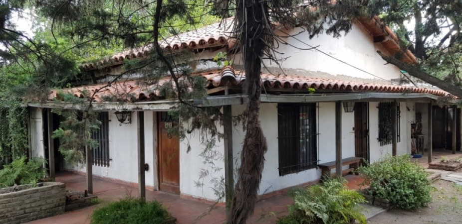 Chalet de epoca a reciclar sobre 3 lotes