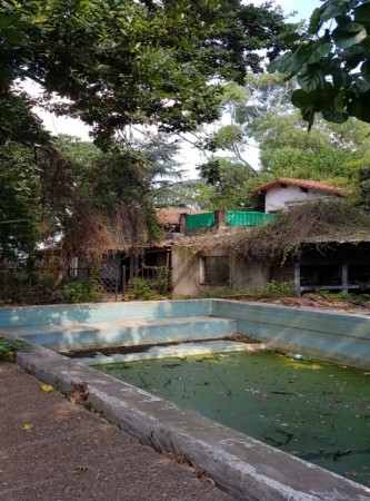 Chalet de epoca a reciclar sobre 3 lotes