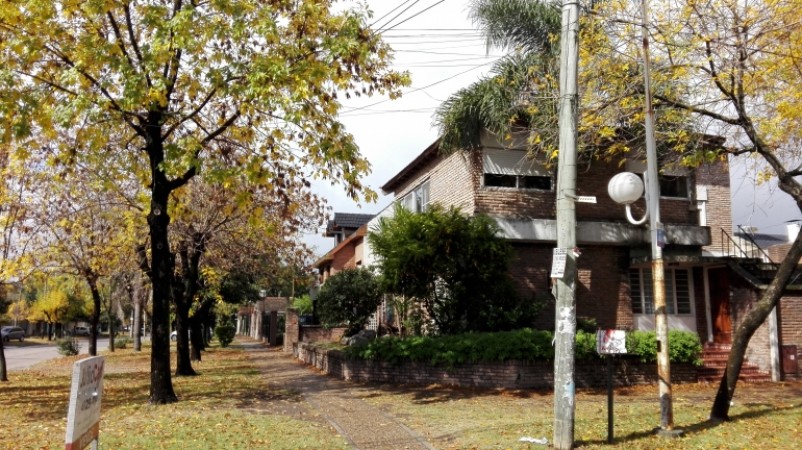 Sarmiento esquina Zapiola !! Apto para dos familias O emprendimiento comercial ! Excelente ubicacion !