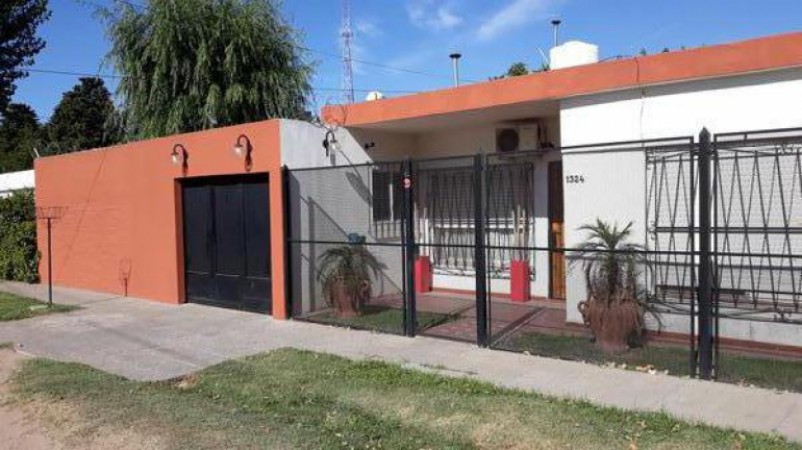 CASA DE 3 AMBIENTES EN ITUZAINGÓ NORTE Impecable Con fondo y pileta