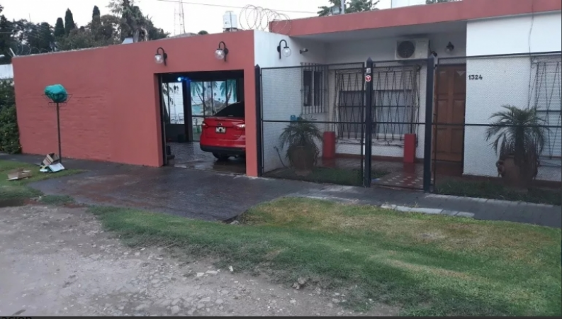 CASA DE 3 AMBIENTES EN ITUZAINGÓ NORTE Impecable Con fondo y pileta
