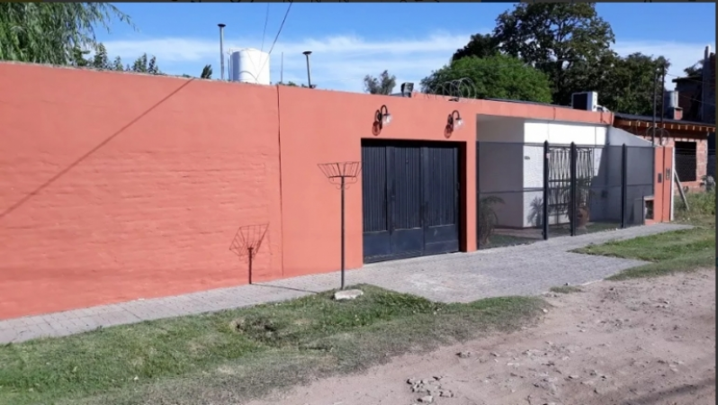 CASA DE 3 AMBIENTES EN ITUZAINGÓ NORTE Impecable Con fondo y pileta