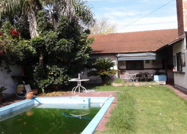 Casa 5 ambientes con fondo y pileta