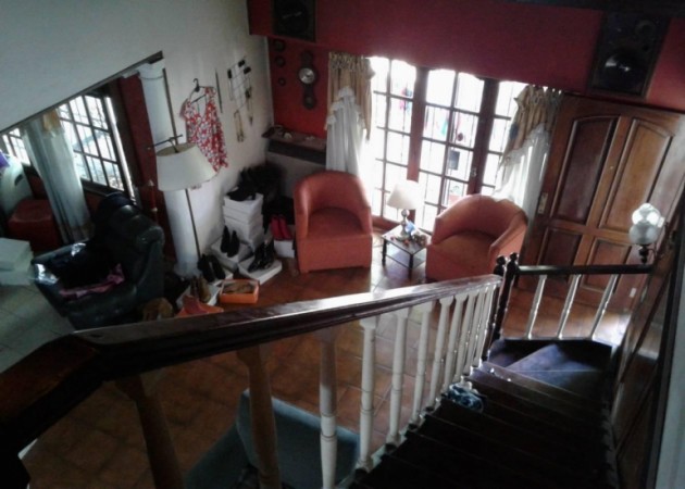 Casa 5 ambientes con fondo y pileta