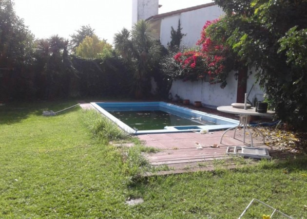 Casa 5 ambientes con fondo y pileta