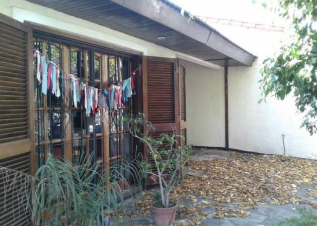 Casa 5 ambientes con fondo y pileta