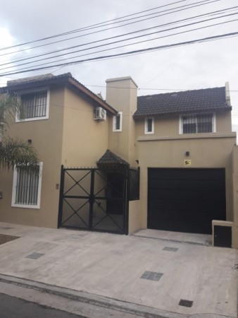 Castelar Norte Impecable Chalet 4 ambientes Acepta Permutas !