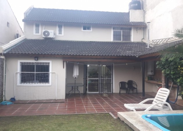 Castelar Norte Impecable Chalet 4 ambientes Acepta Permutas !
