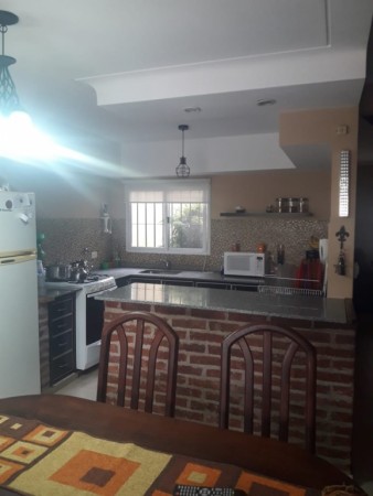 Castelar Norte Impecable Chalet 4 ambientes Acepta Permutas !