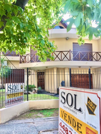 Increible casa de diseño con mucho parque y pileta !!! Castelar Norte Acepta permuta en menor valor !!!