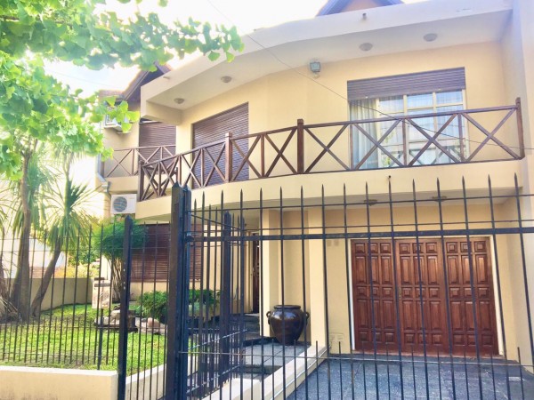 Increible casa de diseño con mucho parque y pileta !!! Castelar Norte Acepta permuta en menor valor !!!