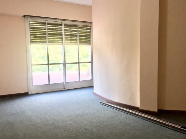 Increible casa de diseño con mucho parque y pileta !!! Castelar Norte Acepta permuta en menor valor !!!
