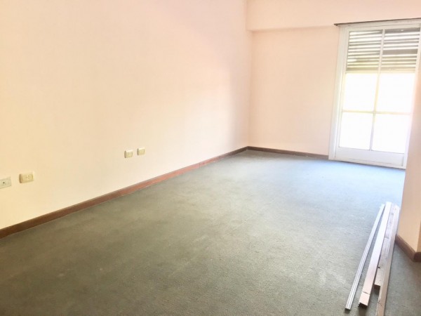 Increible casa de diseño con mucho parque y pileta !!! Castelar Norte Acepta permuta en menor valor !!!