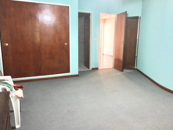 Increible casa de diseño con mucho parque y pileta !!! Castelar Norte Acepta permuta en menor valor !!!