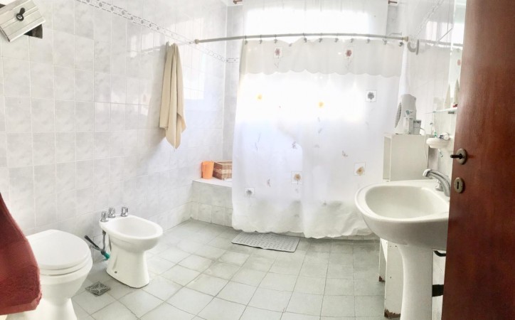 Increible casa de diseño con mucho parque y pileta !!! Castelar Norte Acepta permuta en menor valor !!!
