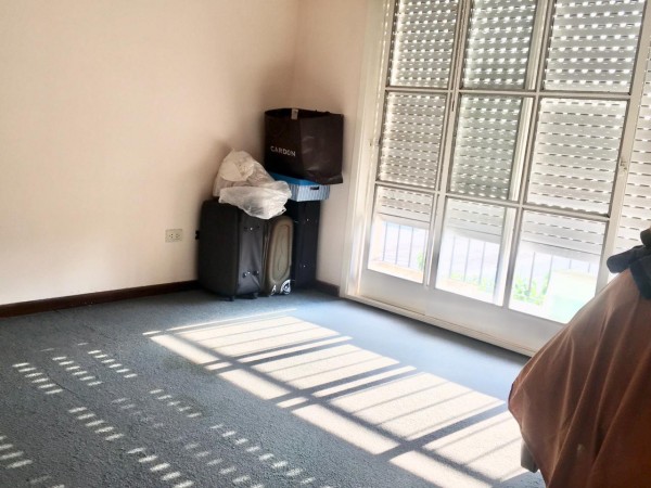 Increible casa de diseño con mucho parque y pileta !!! Castelar Norte Acepta permuta en menor valor !!!