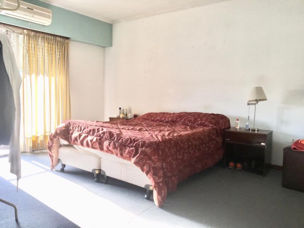 Increible casa de diseño con mucho parque y pileta !!! Castelar Norte Acepta permuta en menor valor !!!