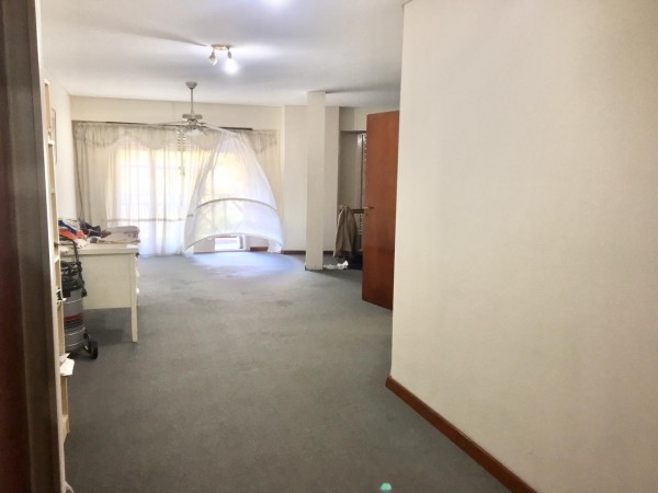Increible casa de diseño con mucho parque y pileta !!! Castelar Norte Acepta permuta en menor valor !!!
