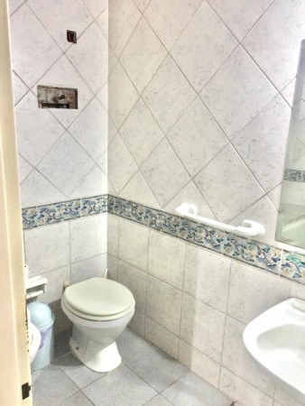 Increible casa de diseño con mucho parque y pileta !!! Castelar Norte Acepta permuta en menor valor !!!
