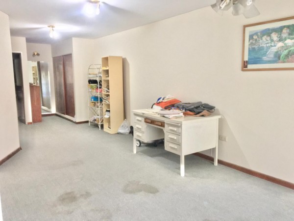 Increible casa de diseño con mucho parque y pileta !!! Castelar Norte Acepta permuta en menor valor !!!