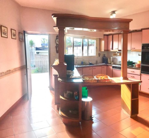 Increible casa de diseño con mucho parque y pileta !!! Castelar Norte Acepta permuta en menor valor !!!