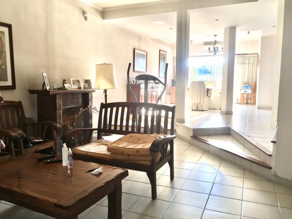 Increible casa de diseño con mucho parque y pileta !!! Castelar Norte Acepta permuta en menor valor !!!