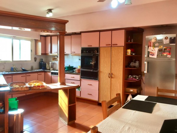 Increible casa de diseño con mucho parque y pileta !!! Castelar Norte Acepta permuta en menor valor !!!