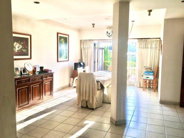 Increible casa de diseño con mucho parque y pileta !!! Castelar Norte Acepta permuta en menor valor !!!