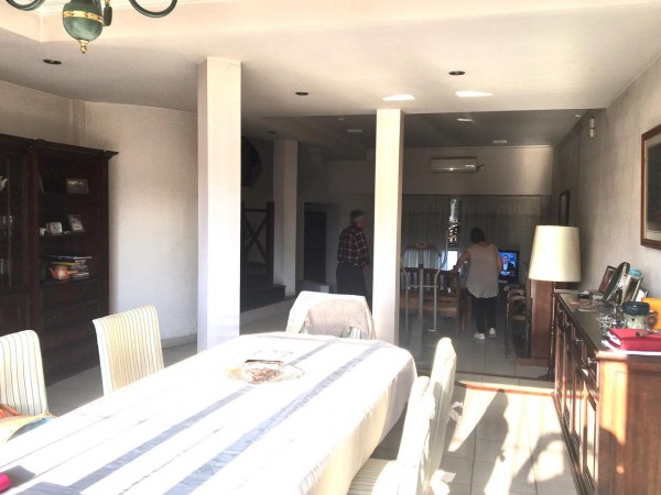Increible casa de diseño con mucho parque y pileta !!! Castelar Norte Acepta permuta en menor valor !!!