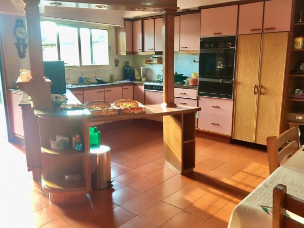 Increible casa de diseño con mucho parque y pileta !!! Castelar Norte Acepta permuta en menor valor !!!