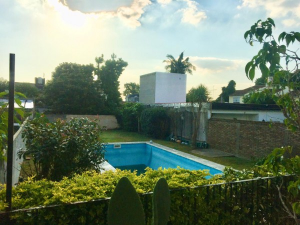 Increible casa de diseño con mucho parque y pileta !!! Castelar Norte Acepta permuta en menor valor !!!