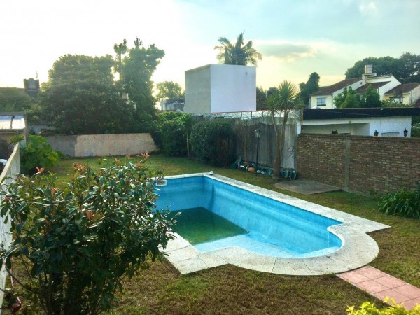 Increible casa de diseño con mucho parque y pileta !!! Castelar Norte Acepta permuta en menor valor !!!