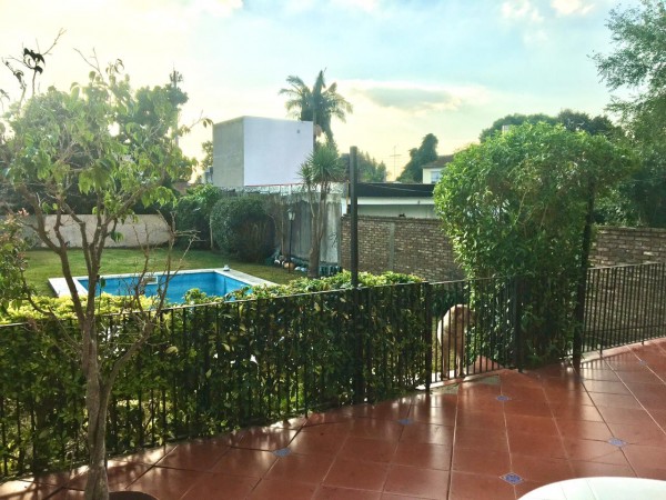 Increible casa de diseño con mucho parque y pileta !!! Castelar Norte Acepta permuta en menor valor !!!