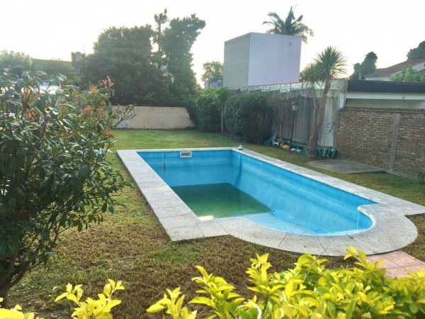 Increible casa de diseño con mucho parque y pileta !!! Castelar Norte Acepta permuta en menor valor !!!