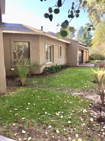Casa en venta en Country Los Pinguinos - 6 ambientes