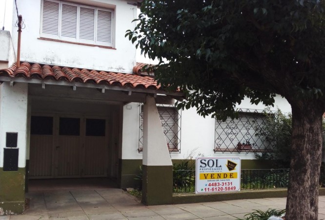 Castelar Norte ... excelente ubicacion ! Para reciclar