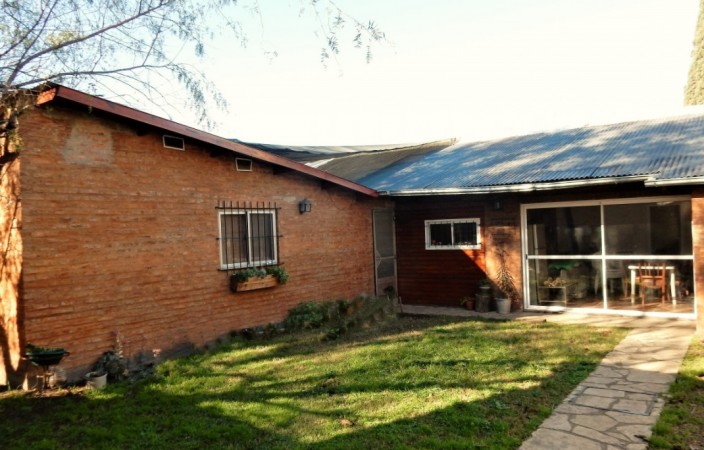 Amplia Casa sobre Machado con Parque y Pileta - Castelar Norte!
