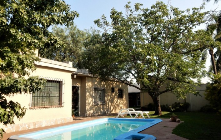 Amplia Casa sobre Machado con Parque y Pileta - Castelar Norte!