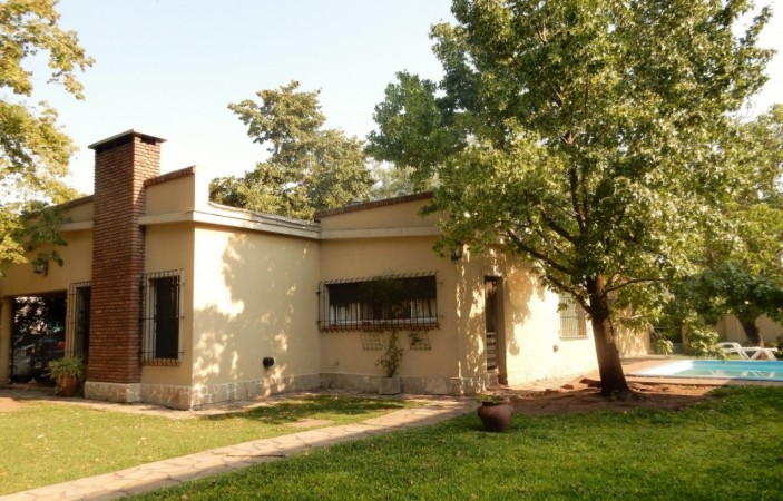 Amplia Casa sobre Machado con Parque y Pileta - Castelar Norte!