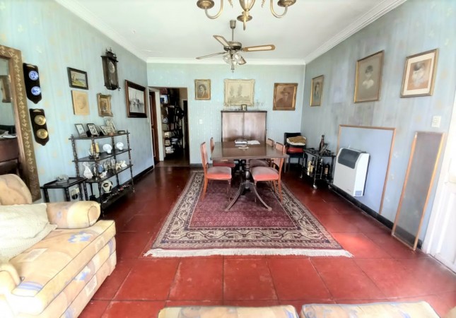 Chalet a modernizar con gran Parque Libre en Excelente Zona!